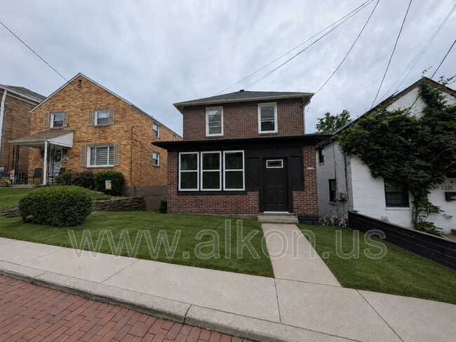 Building Photo - 2230 Lucina Ave