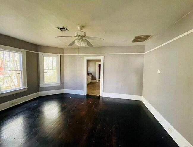 Building Photo - 39 S Lewis St