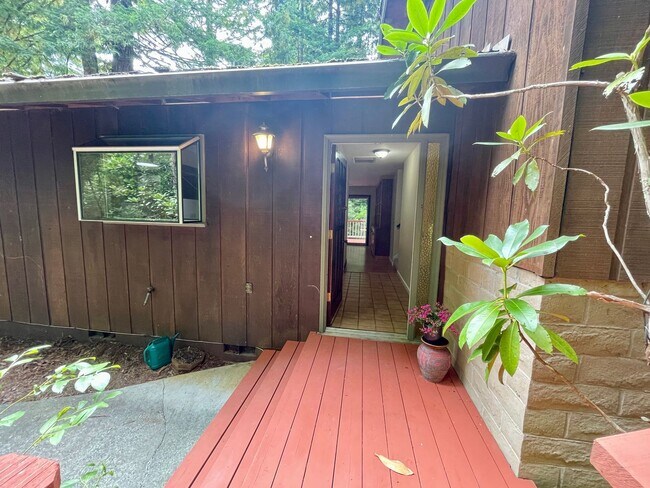 Building Photo - 4 bed, 3 bath split-level home in a private, forested setting (Bayside)