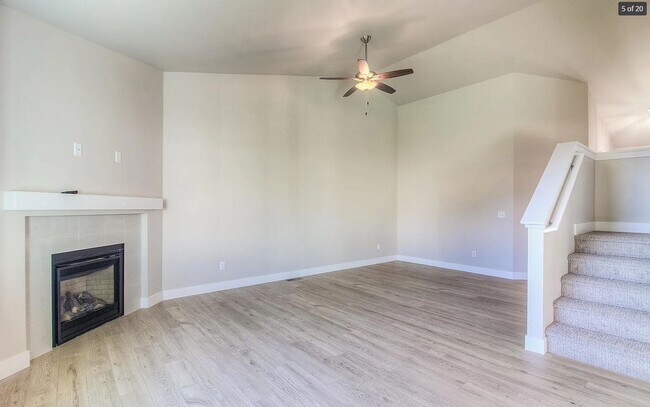 Foto del edificio - Beautiful, Newly-Built Home with Office