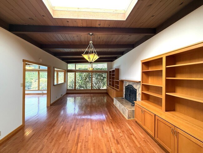 Foto del edificio - SPACOUS SAN RAFAEL FOUR BED / THREE BATH H...