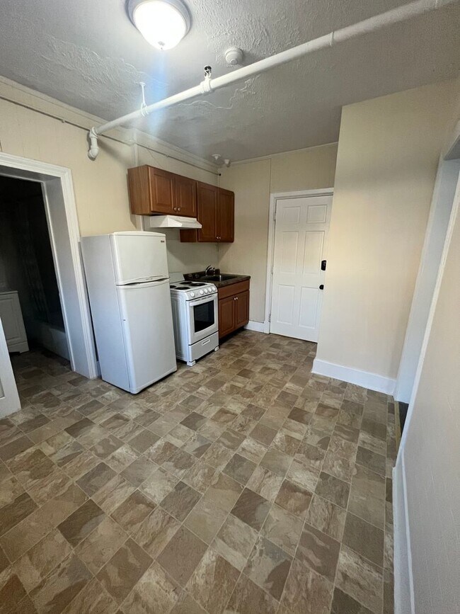 Building Photo - 423 Pelham St