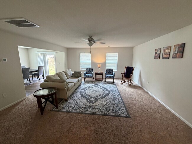 Foto del edificio - Room in House on Creedmore Hills Dr