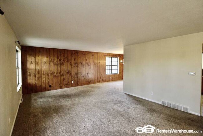 Building Photo - AVAILABLE NOW - Excellent 4BD/2BA w/ Garage, Fireplace, and Large Fenced Yard