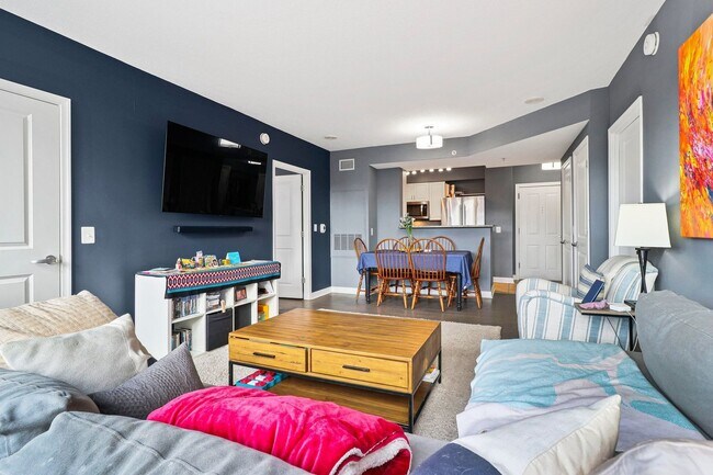 Foto del edificio - 2 Bedroom 2 Bath Condo Open Floor-plan, Stainless Steel Appliances, Pool, Concierge and More