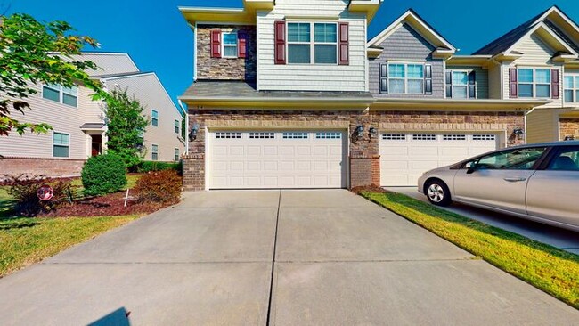 Building Photo - Inviting End Townhome with Loft, Granite Kitchen & 2-Car Garage , Near RTP, RDU, I-40 & I-540