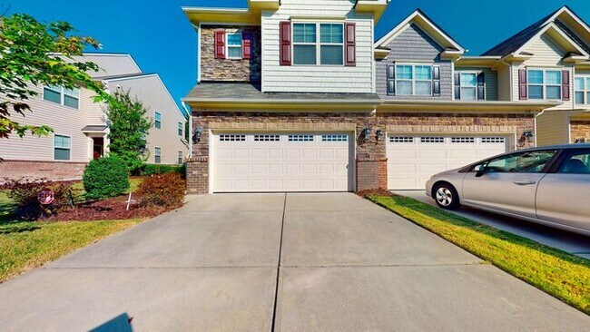 Foto del edificio - Inviting End Townhome with Loft, Granite Kitchen & 2-Car Garage , Near RTP, RDU, I-40 & I-540
