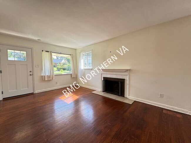 Foto del edificio - 7046 Lee Park Ct