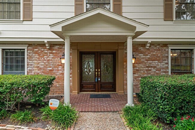 Foto del edificio - 527 Briar Knoll Dr