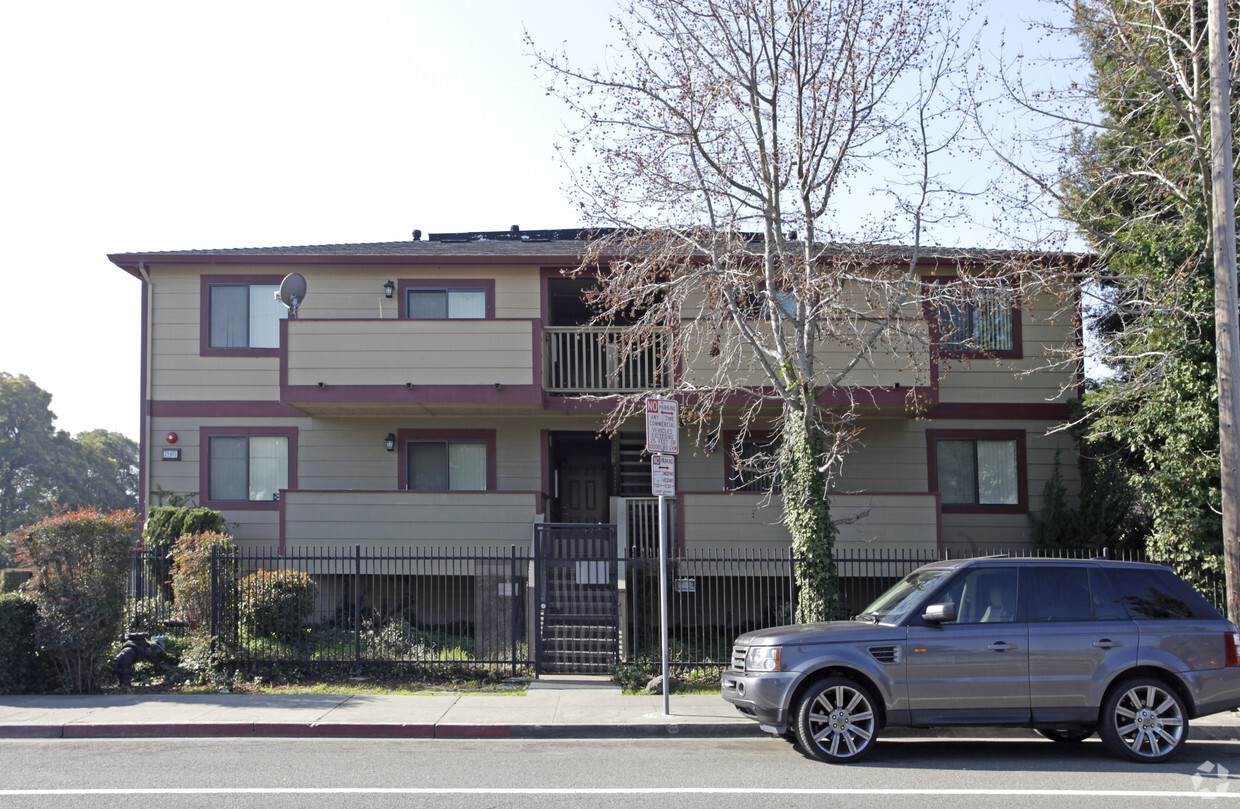 Building Photo - Creekside Villas