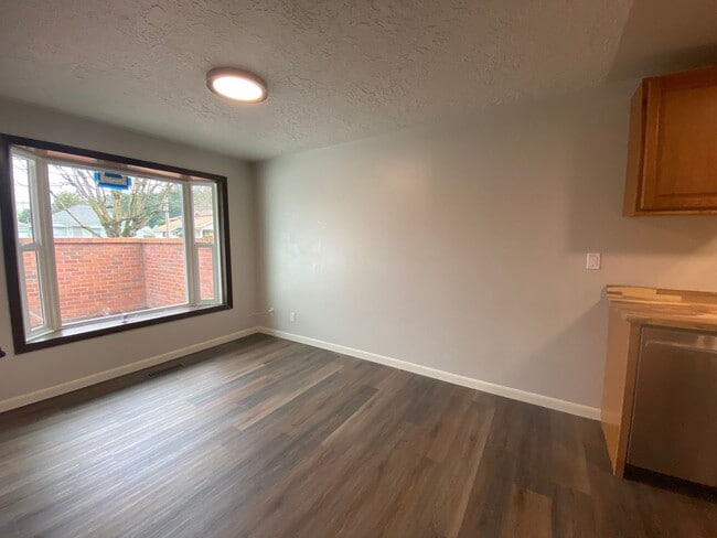 Building Photo - MM1253-B*