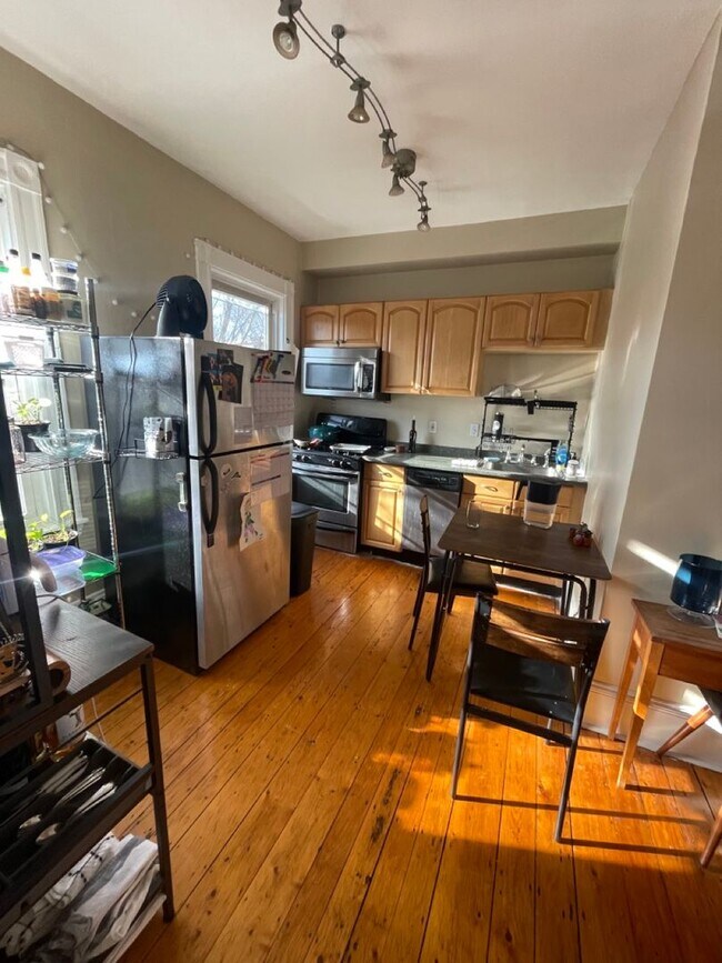 Building Photo - $1850 Studio Apartment in Oak Sq Brighton - Available for January or Febuary Move in