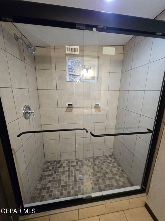 Building Photo - 815 Tays St