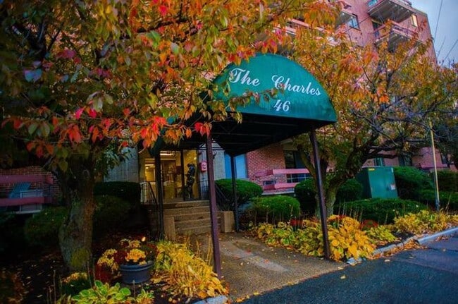 Foto del edificio - 46 Cochituate Rd