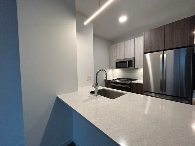 Building Photo - 1355 W Fulton St