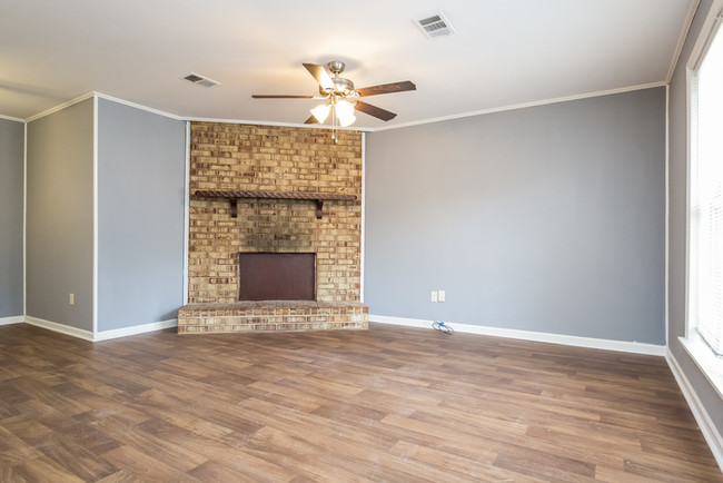 Building Photo - Charming 3 Bedroom Available Now!