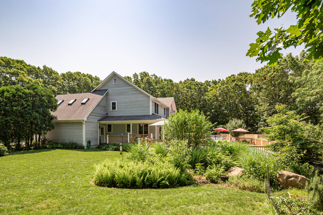 Building Photo - 8 Fairway Dr