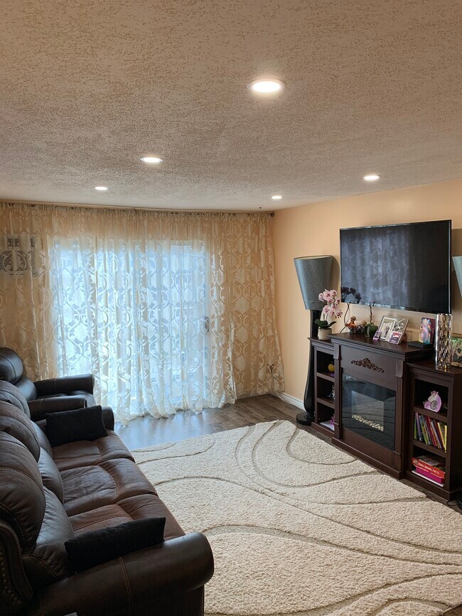Sala de estar - 379 Huse Rd