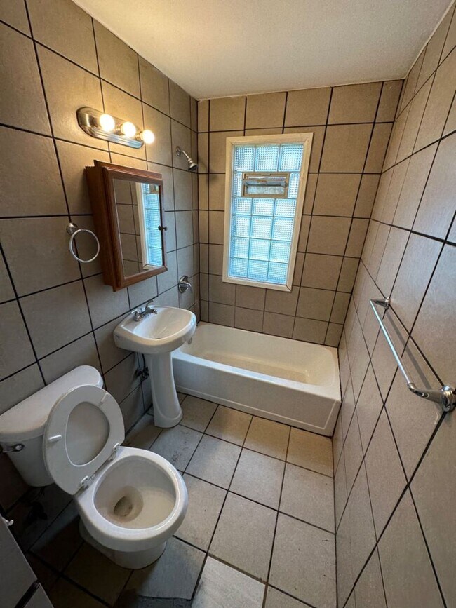 Foto del edificio - 5073-5075 N 46th St. (Duplex)