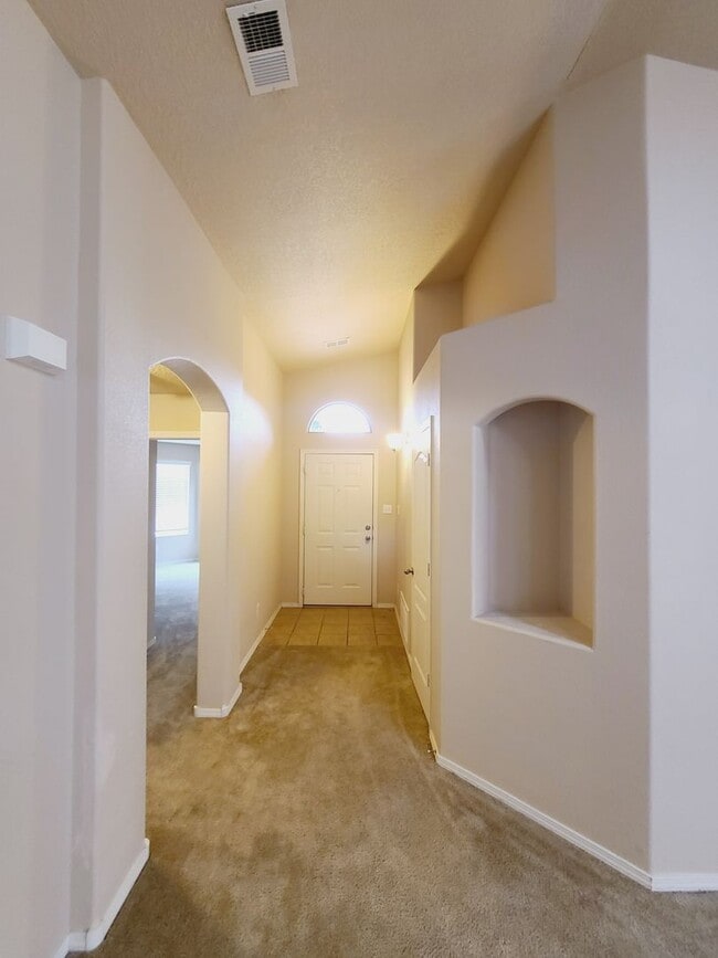 Building Photo - Charming 3 bedroom, 2 bathroom home locate...