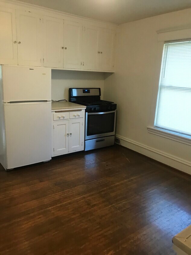 Large kitchen - gas stove - 1541 Ashland Ave