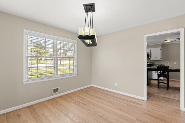 Foto del edificio - 221 Kings Chapel Rd