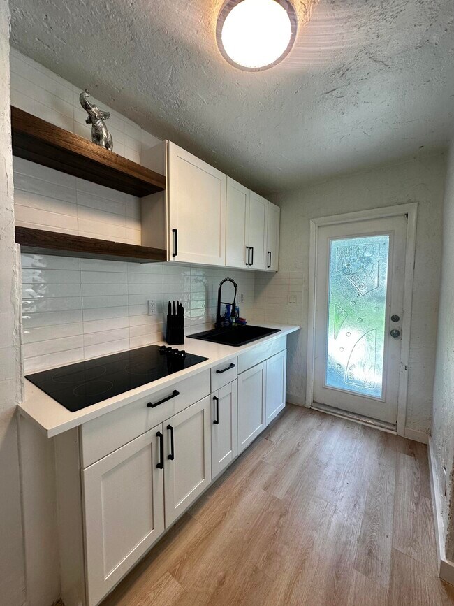 Building Photo - 421 SW 9th Ct