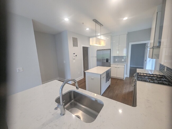 Building Photo - 3 BD / 3 BA Newer Row Home for Lease in Ha...
