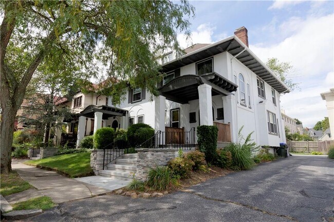 Foto del edificio - 404 Lloyd Ave