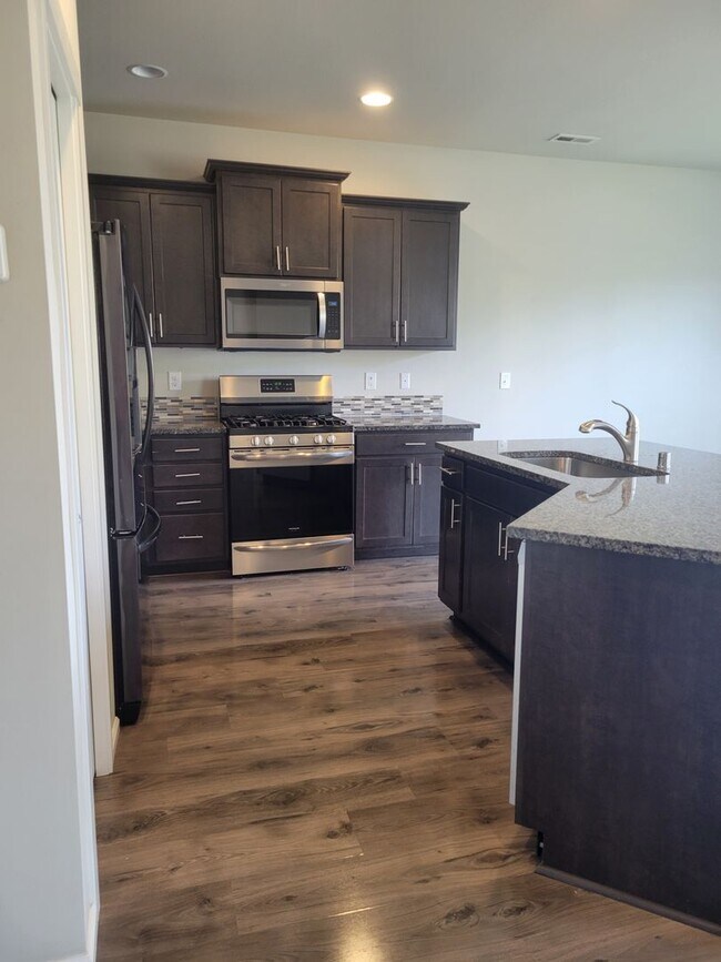 Foto del edificio - 3 bedroom home with 3 car garage on corner...
