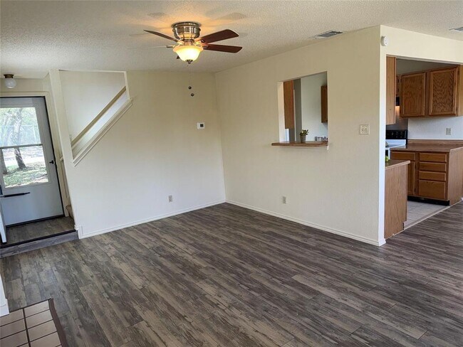 Foto del edificio - 6109 Parkwood Dr