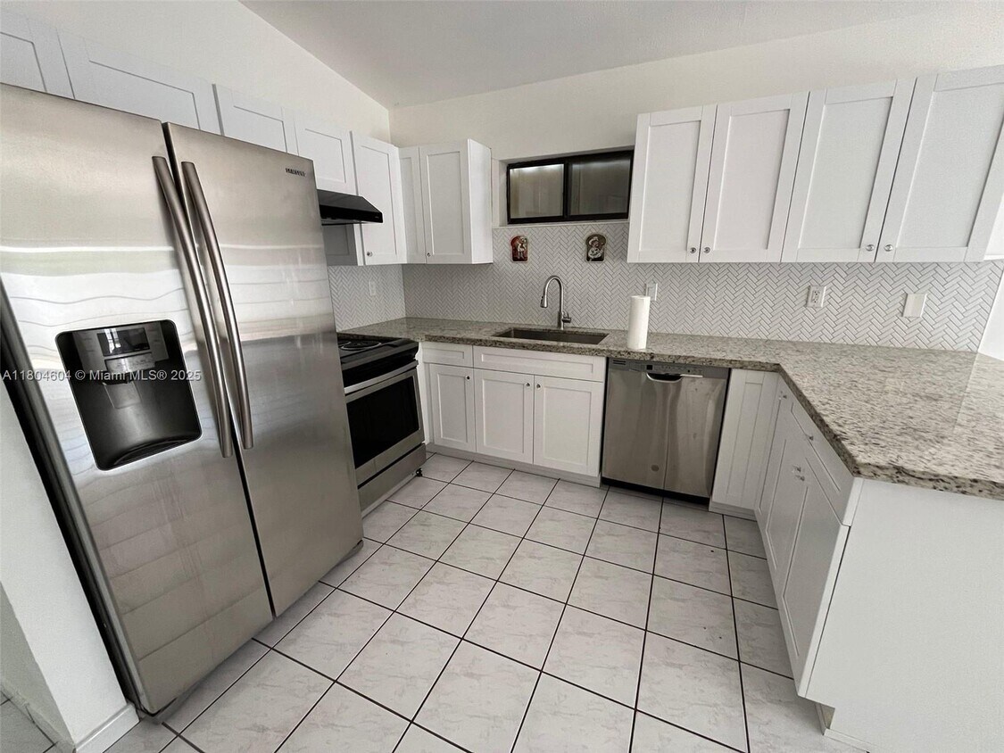 Foto principal - 2749 W 72nd St