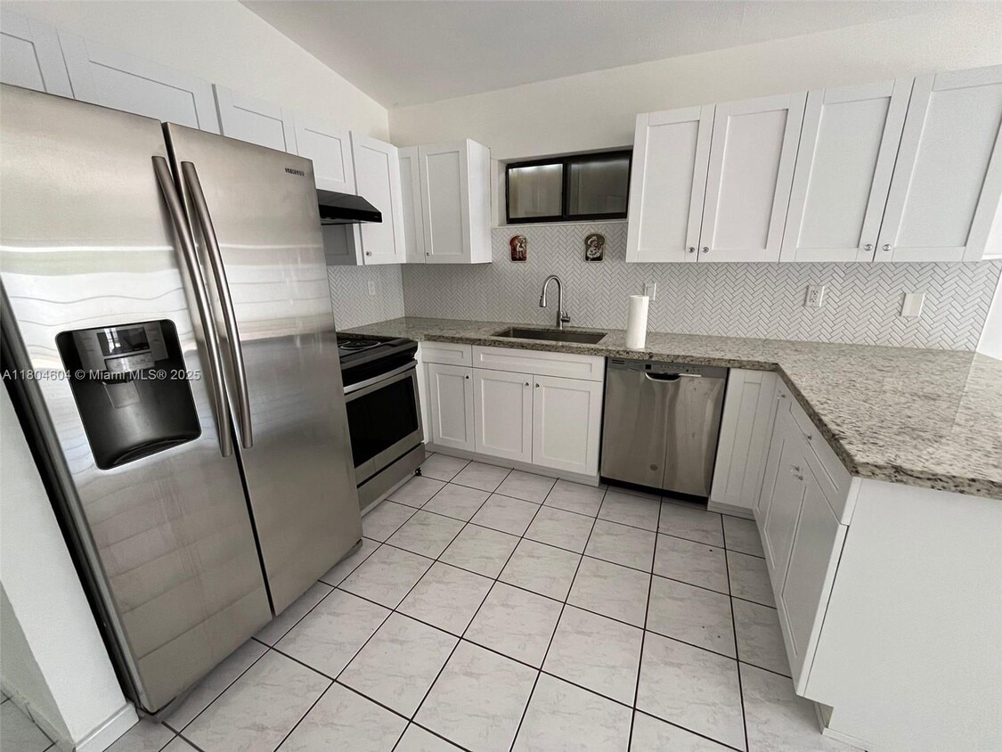 Primary Photo - 2749 W 72nd St