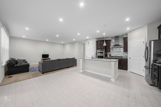 Building Photo - South Naperville Executive Style Rental First Floor Bed and Bath