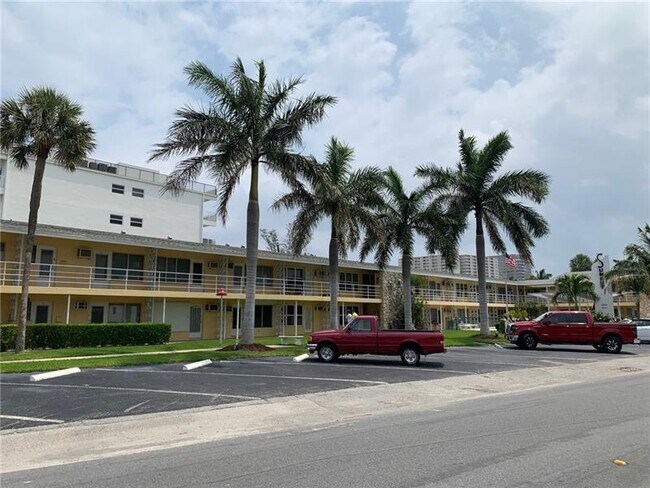 Building Photo - 1110 N Riverside Dr