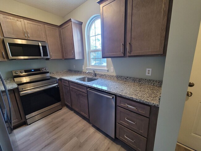 Foto del edificio - Renovated first floor condo with community...