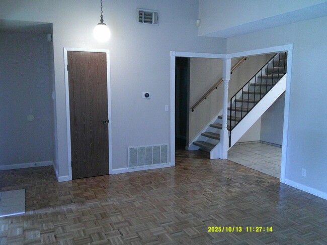 Foto del edificio - 725 Devonshire Ct