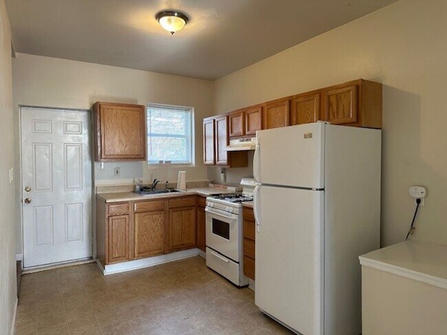 Building Photo - 3 Story 3 Bedroom 1 Bathroom Row Home For ...