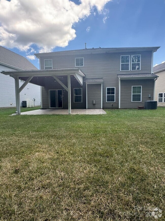 Building Photo - 2202 Laurens Dr