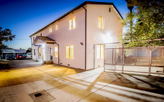 Front - 477 Nassau Ave