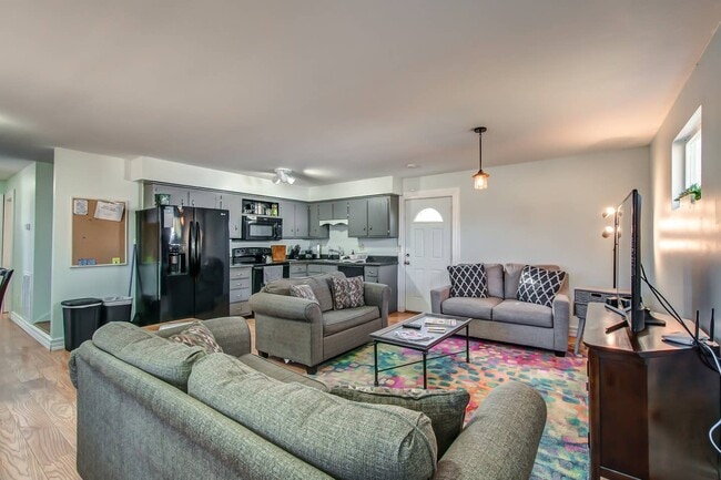 Building Photo - 2003 Rosecliff Dr