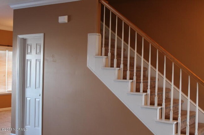 Building Photo - 215 Bonanza Dr