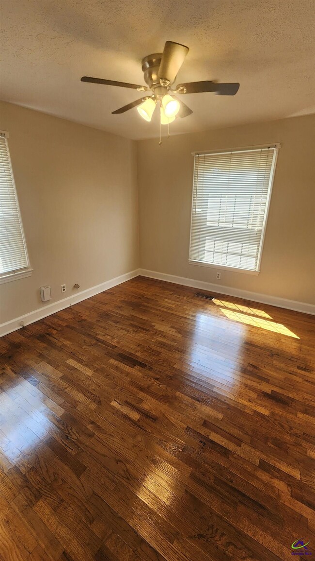 Building Photo - 1211 Sunset Ave