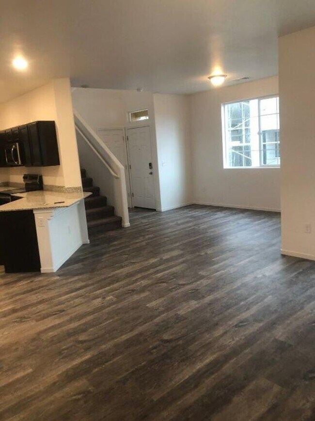 Building Photo - $2595.00 - $500.00 OFF THE SECOND MONTH WI...