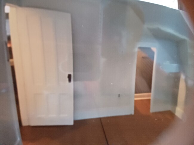 1 dormitorio de 4 dormitorios, suelos de madera - 31 Grove Ave