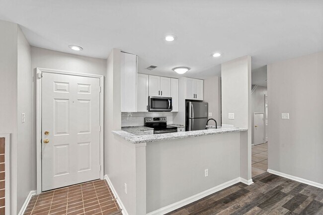 Building Photo - Unique 3 Bedroom/ 3 Full Bathroom 2 Story ...