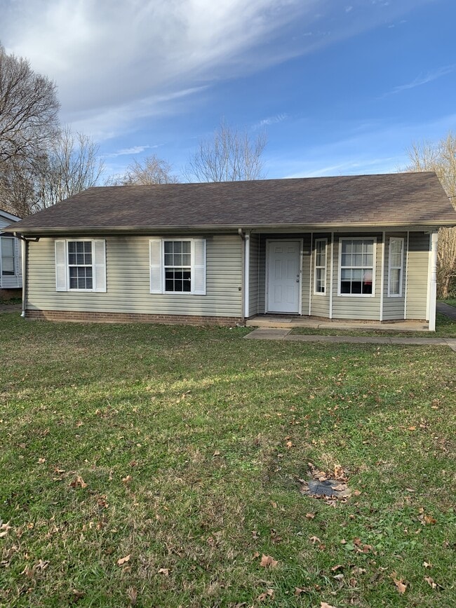 Building Photo - 1004 Caroline Dr