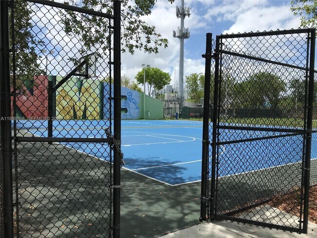 Foto del edificio - 2079 NE 167th St