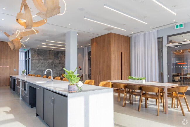 Building Photo - Uniti