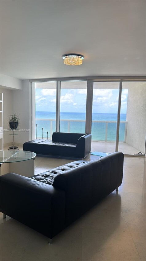 Foto principal - 17201 Collins Ave